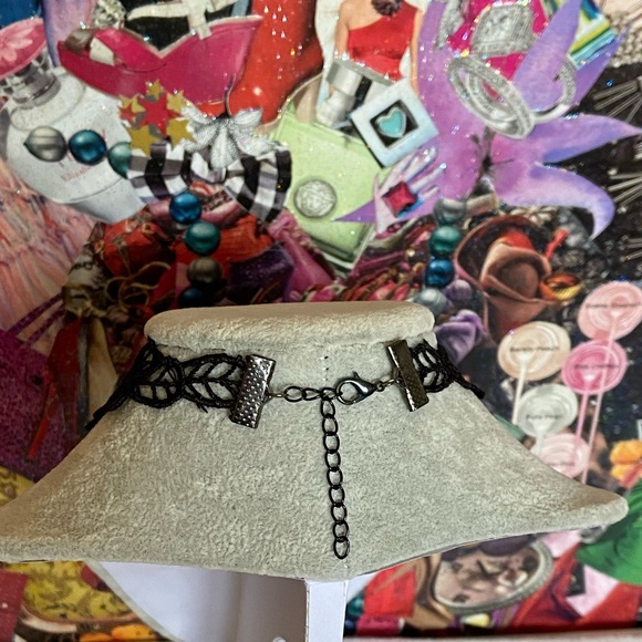 Vintage Faux Black And Gold Lace Choker - Picture 4 of 9